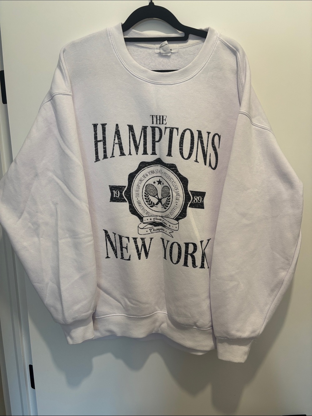 White Hamptons New York Graphic Sweatshirt - Classic Crewneck